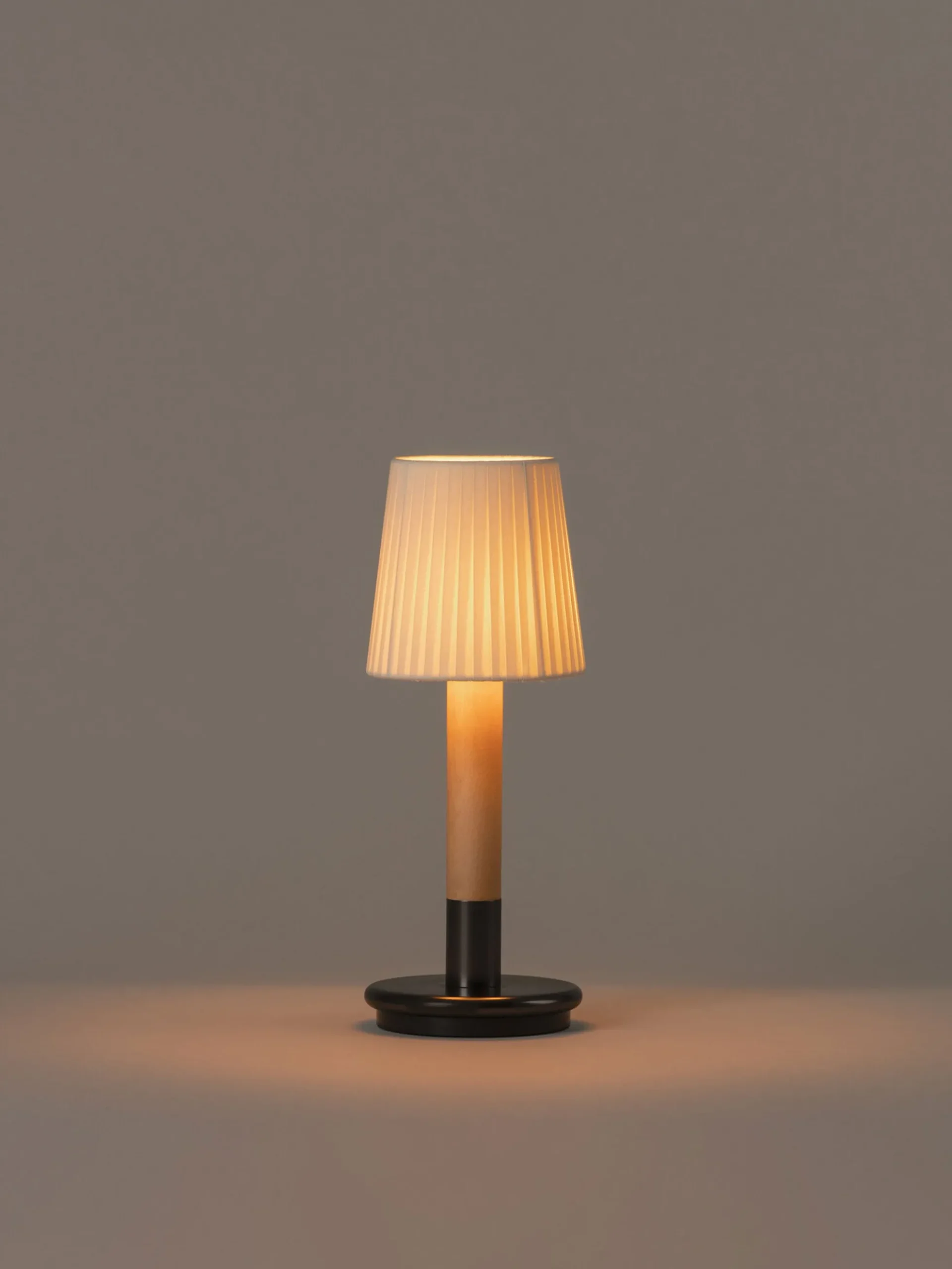 Básica Mínima Batería Portable Table Lamp - Bronze - Natural Ribbon