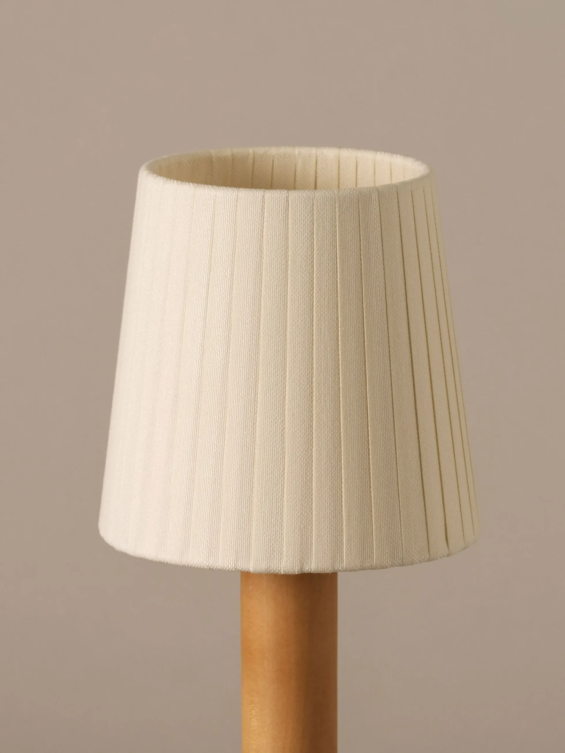 Básica Mínima Batería Portable Table Lamp - Bronze - Natural Ribbon